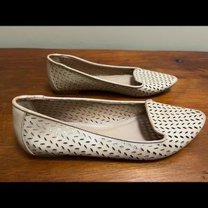 Report 7.5 boutique perforated tan loafer